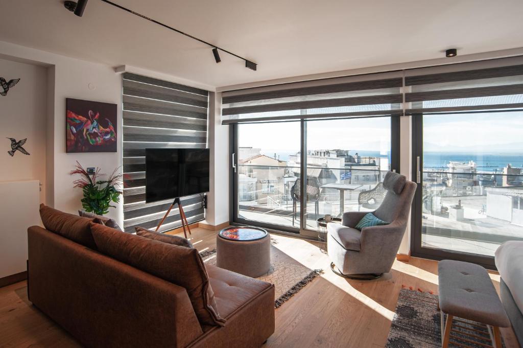 TV a/nebo společenská místnost v ubytování SIGMA Suites Hotel
