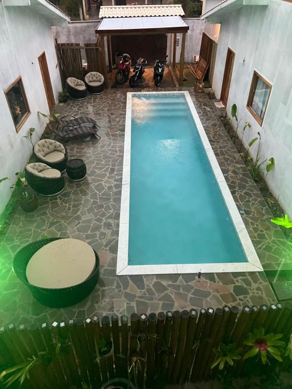 an overhead view of a swimming pool in a house at Residência Vittoria - Apartamento aconchegante em condomínio no centro de Arraial d Ajuda in Porto Seguro