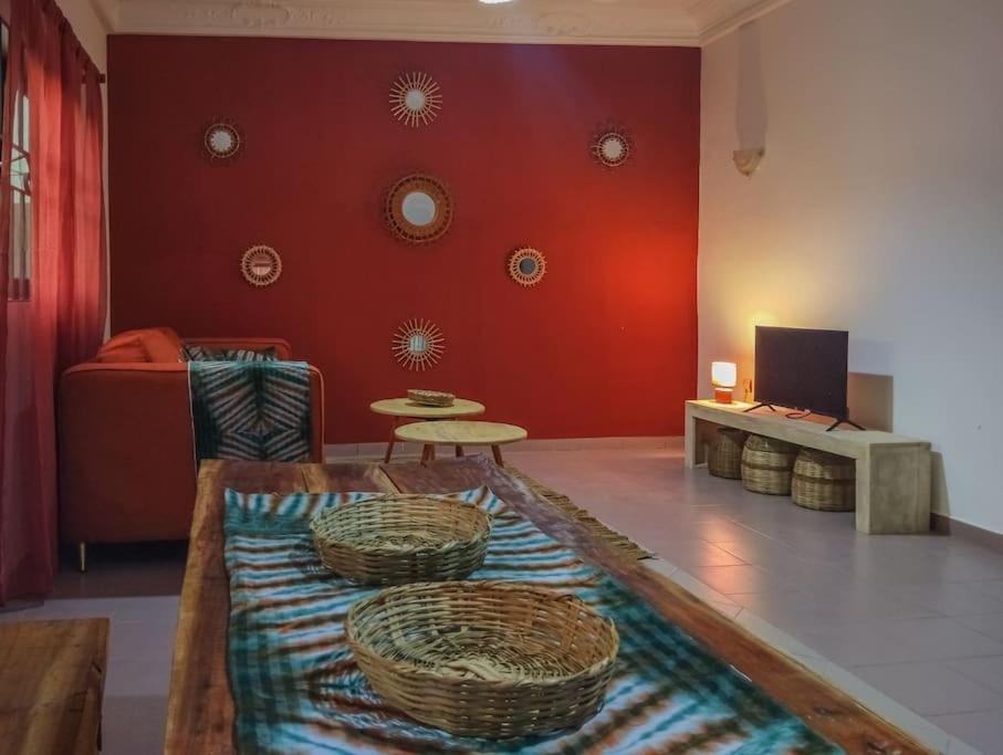 een woonkamer met een tafel met manden erop bij Appartement cosy Cotonou 1 chambre in Cotonou