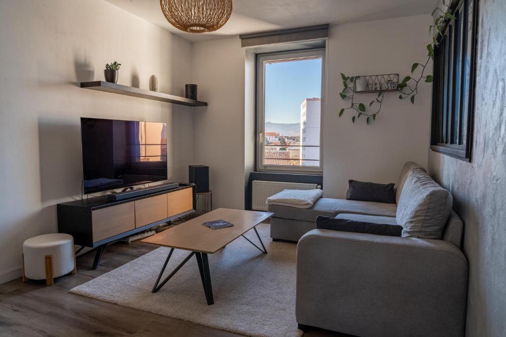 a living room with a couch and a tv at La Casa de Hugo in Colmar