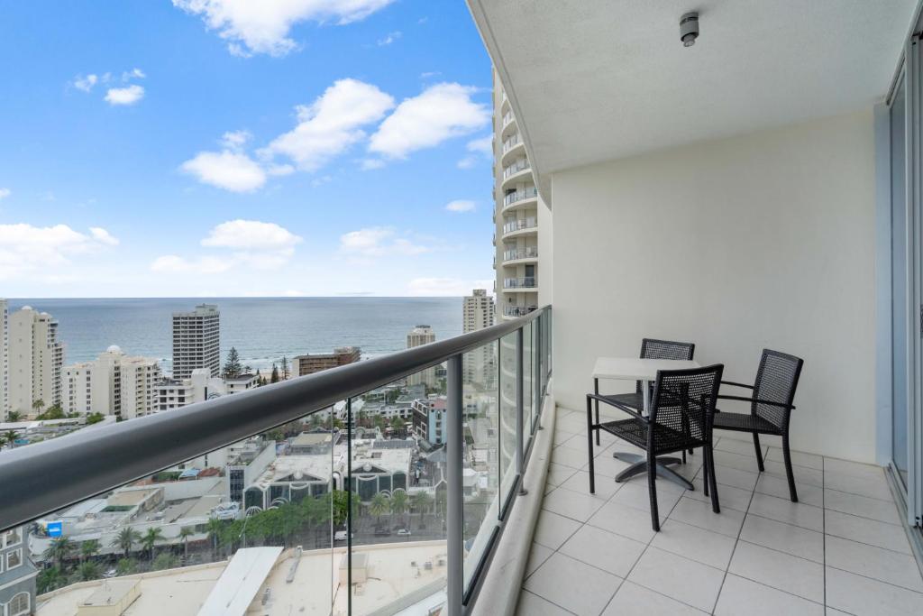 uma varanda com mesa e cadeiras e vista para o oceano em Enjoy Ocean Views at Chevron Renaissance - Two Bedroom Apartment - Wow Stay em Gold Coast
