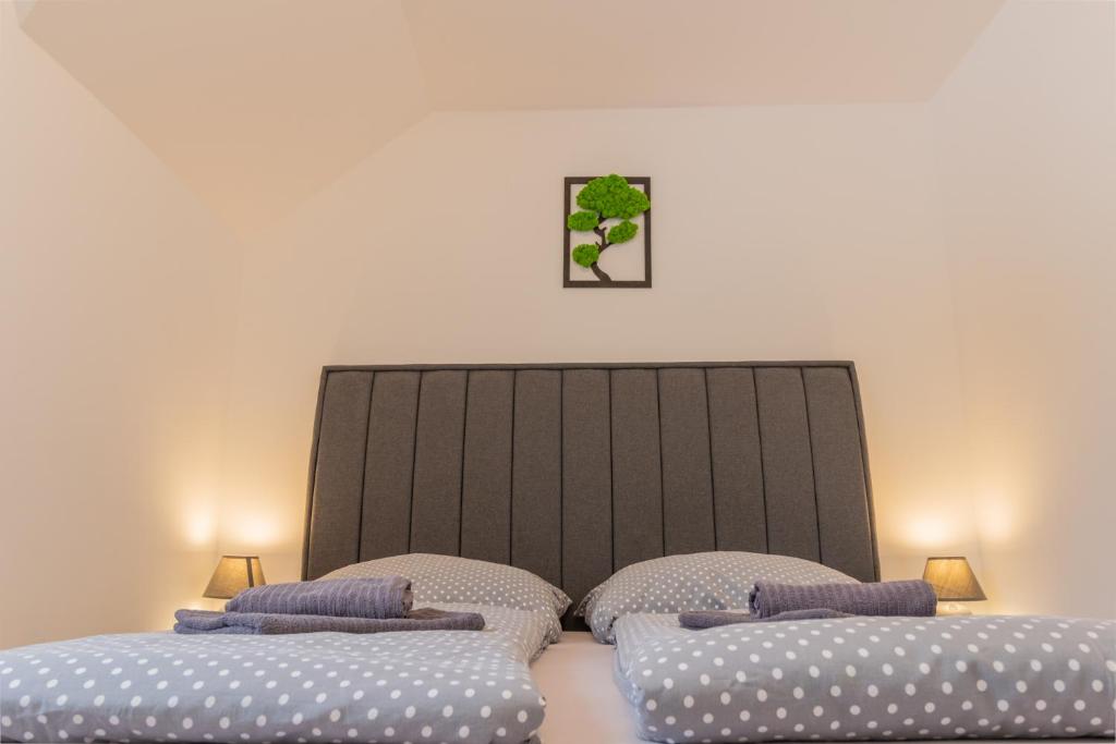2 camas en un dormitorio con 2 almohadas en LIPNO Moss Apartment en Lipno nad Vltavou