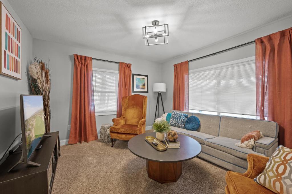 3BR free parking free Wi-Fi near dntown St Paul في سانت بول: غرفة معيشة بها أريكة وطاولة