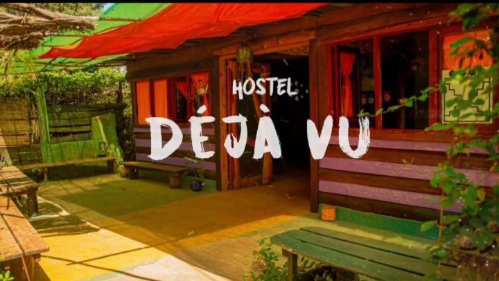 un restaurante con un cartel que lee motel dea viol en Déja vú en Barra de Valizas