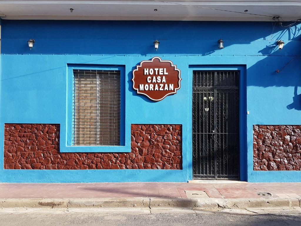 グラナダにあるHotelCasaMorazanGranadaNicaraguaのホテルの看板が書かれた青い建物
