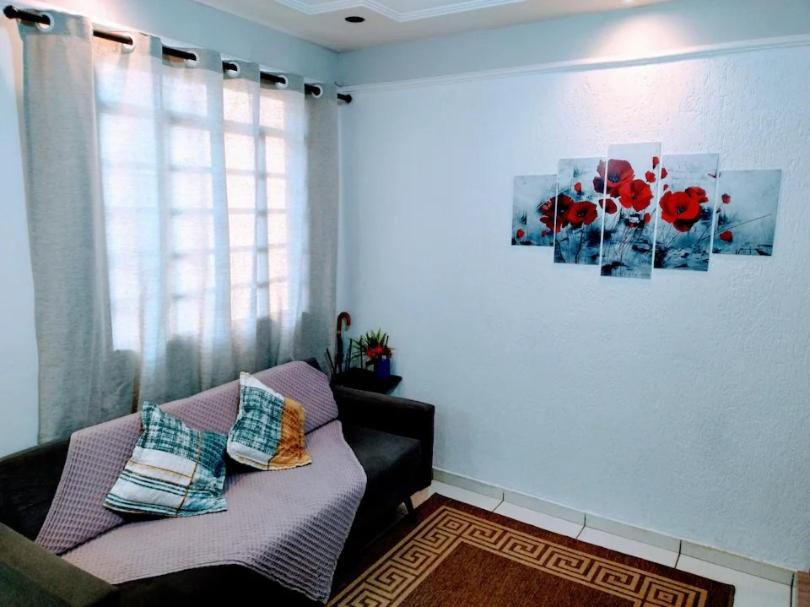 uma sala de estar com um sofá e uma janela em CantinhoDaAline2-Expo-Aeroporto-18981391712 em Araçatuba