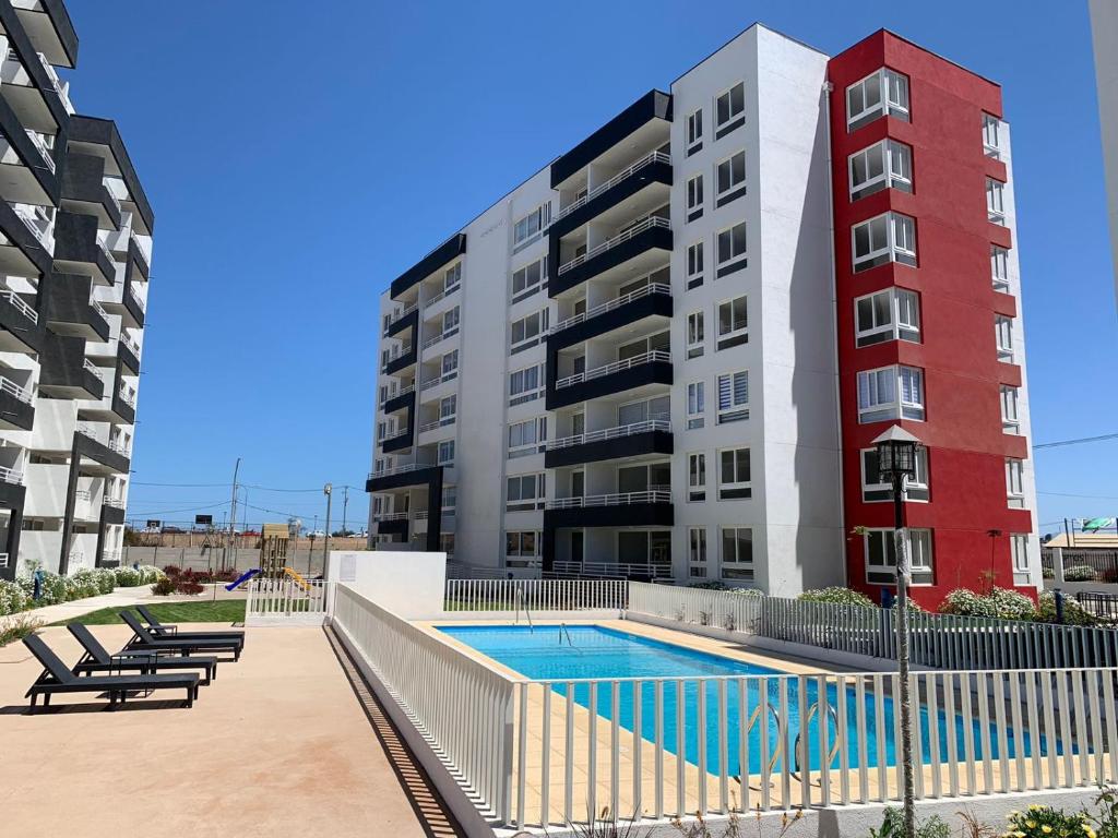 un edificio de apartamentos con piscina al lado de un edificio en La Serena se arrienda depto 4p por dia, en La Serena