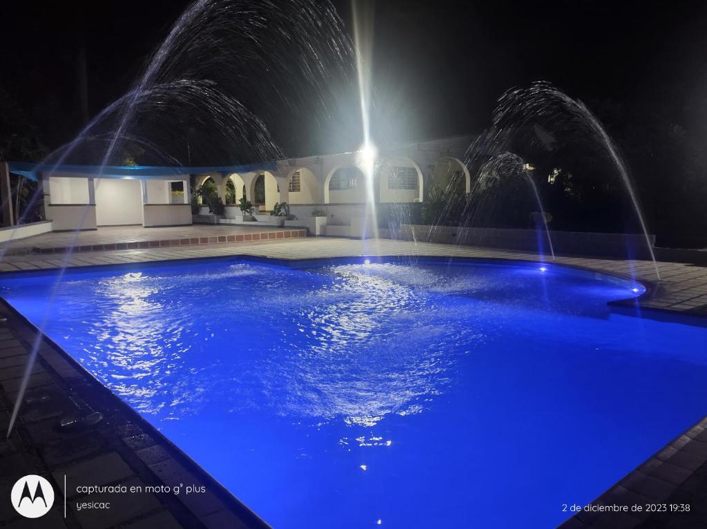 basen w nocy z fontanną w obiekcie Finca Campuzano w mieście Turbaco