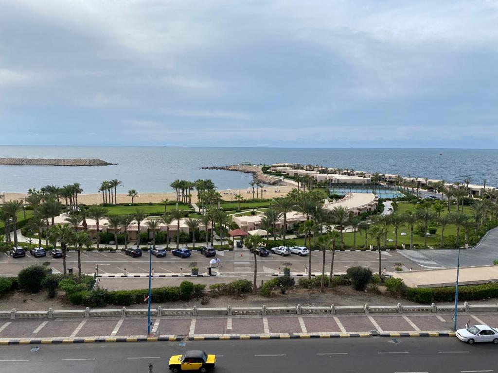 una vista de un aparcamiento junto al océano en Luxury apartments in sanstefano en Alexandría