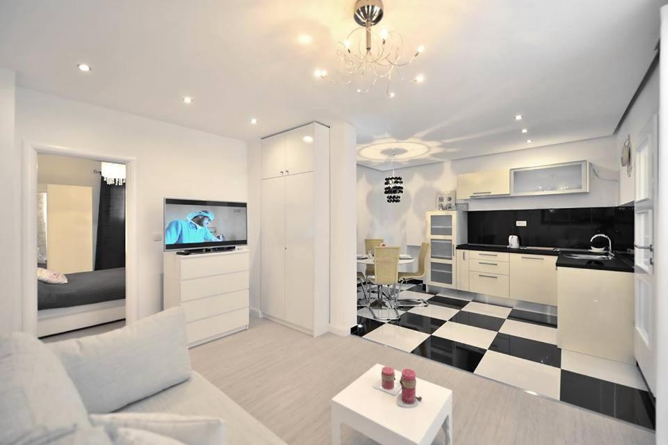 uma sala de estar branca com piso em xadrez preto e branco em Luxury Apartment Of Split em Split