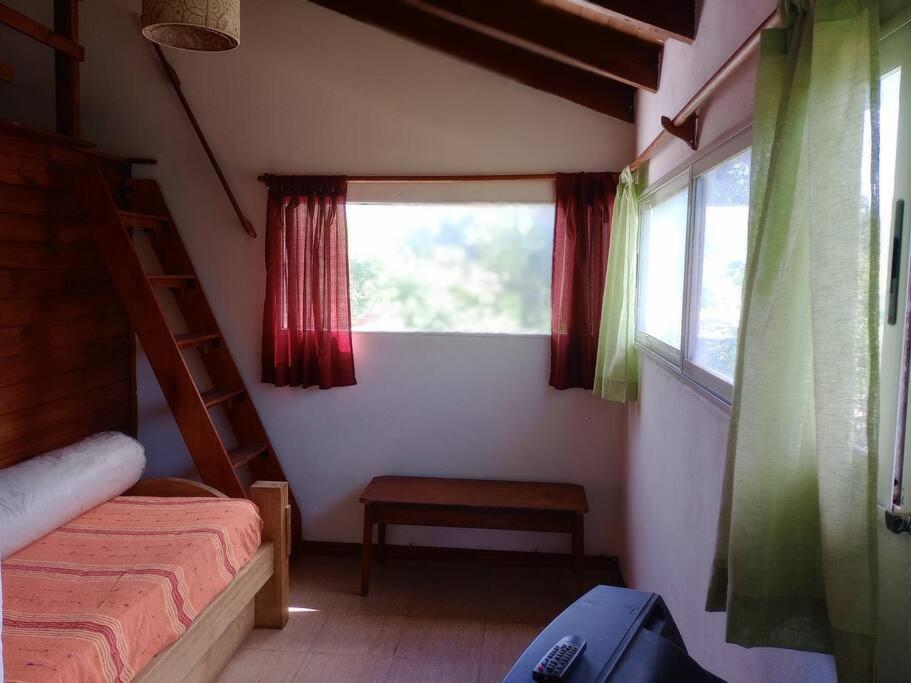 Habitación pequeña con cama y ventana en Casa en plata alta en el Bosque. en Mar del Plata