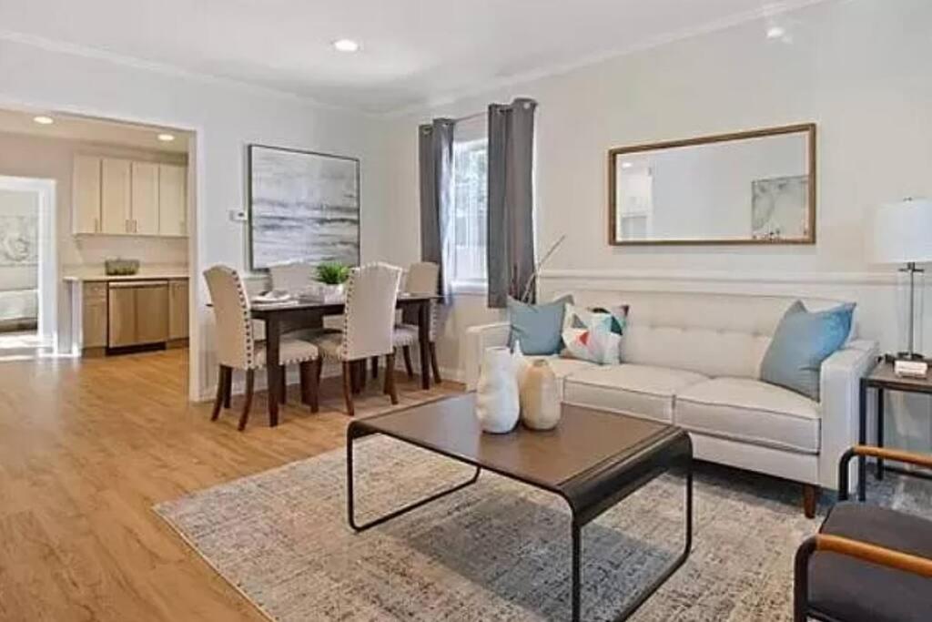uma sala de estar com um sofá e uma mesa em Spacious 3Bdr Home close to Manhattan Beach em Lawndale