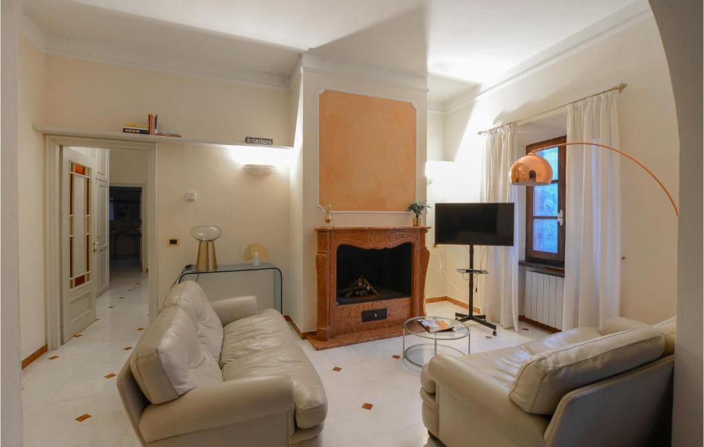 ein Wohnzimmer mit 2 Sofas und einem Kamin in der Unterkunft Nice Apartment In Bagnone With Kitchen in Bagnone