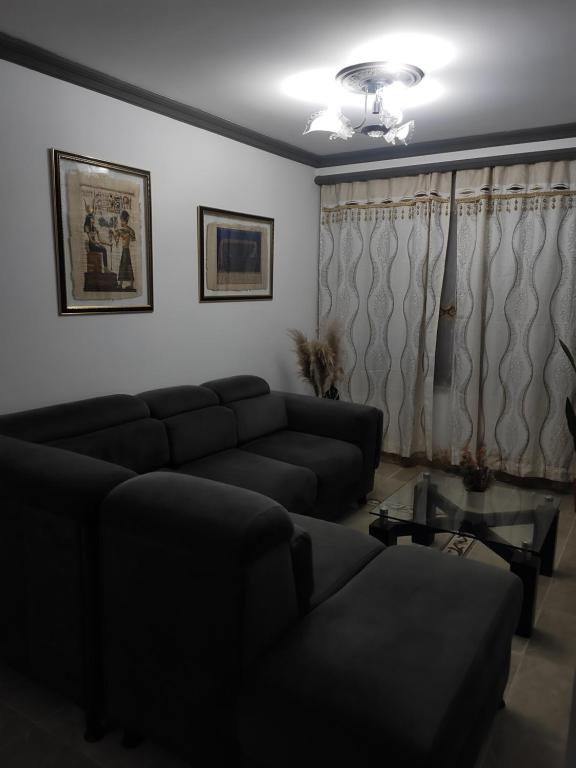 sala de estar con sofá y mesa en Apartamento, Casa en Buga - Valle, 