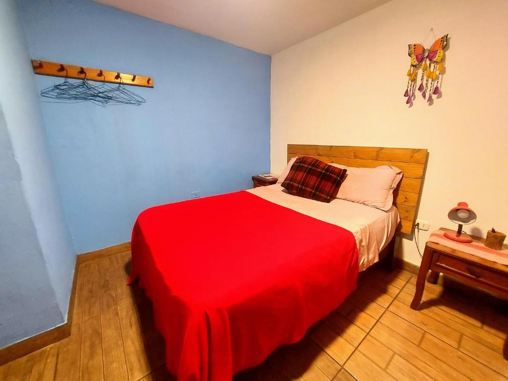 Un pat sau paturi într-o cameră la Habitación con baño privado acceso a cocina y terraza en Miraflores