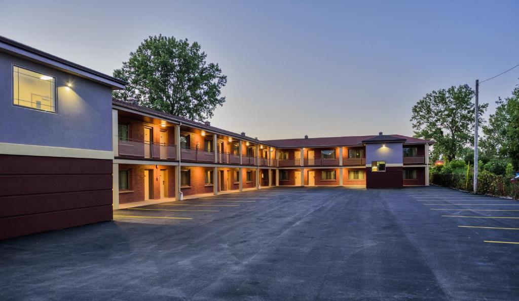 Aarya Hotel by Niagara Fashion Outlets: Your Ultimate Shopping Stay