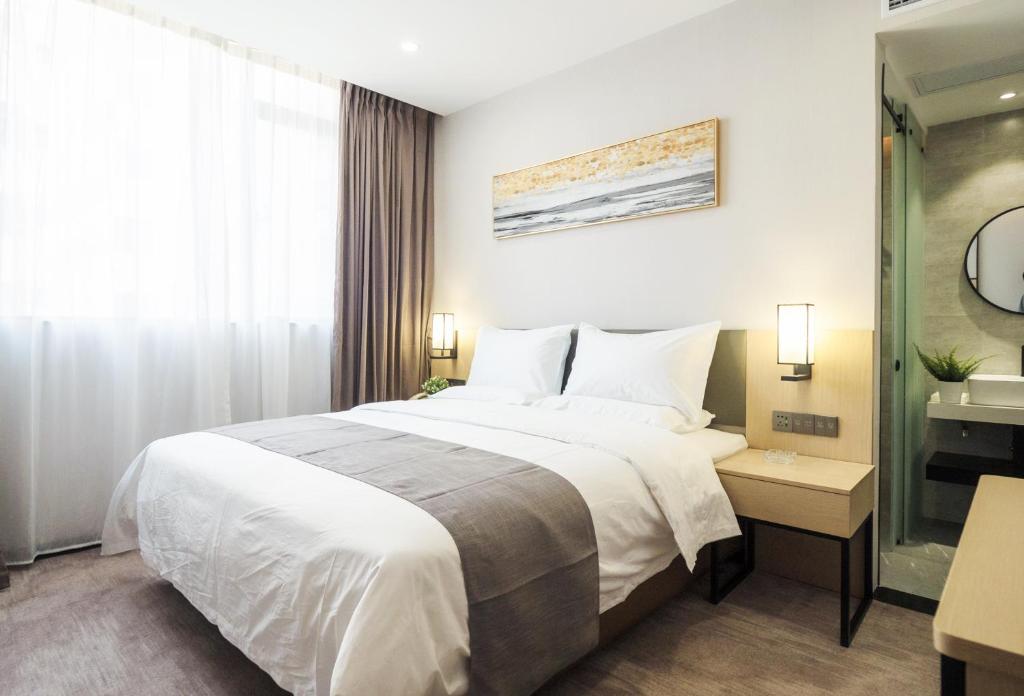 Postel nebo postele na pokoji v ubytování The Best Time Hotel Pazhou-Free shuttle bus for canton fair