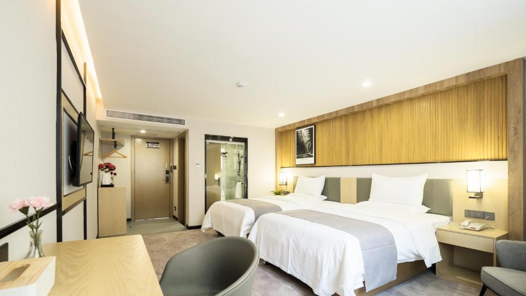 Postel nebo postele na pokoji v ubytování The Best Time Hotel Pazhou-Free shuttle bus for canton fair