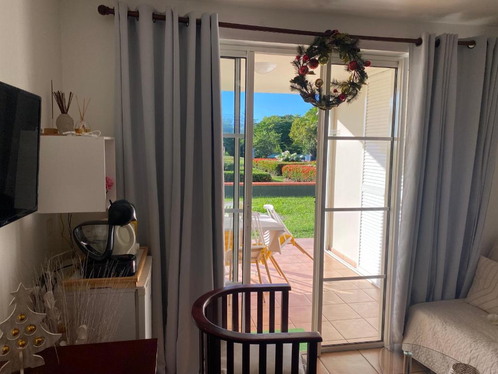 Balkón nebo terasa v ubytování Au beau village studio rez de jardin