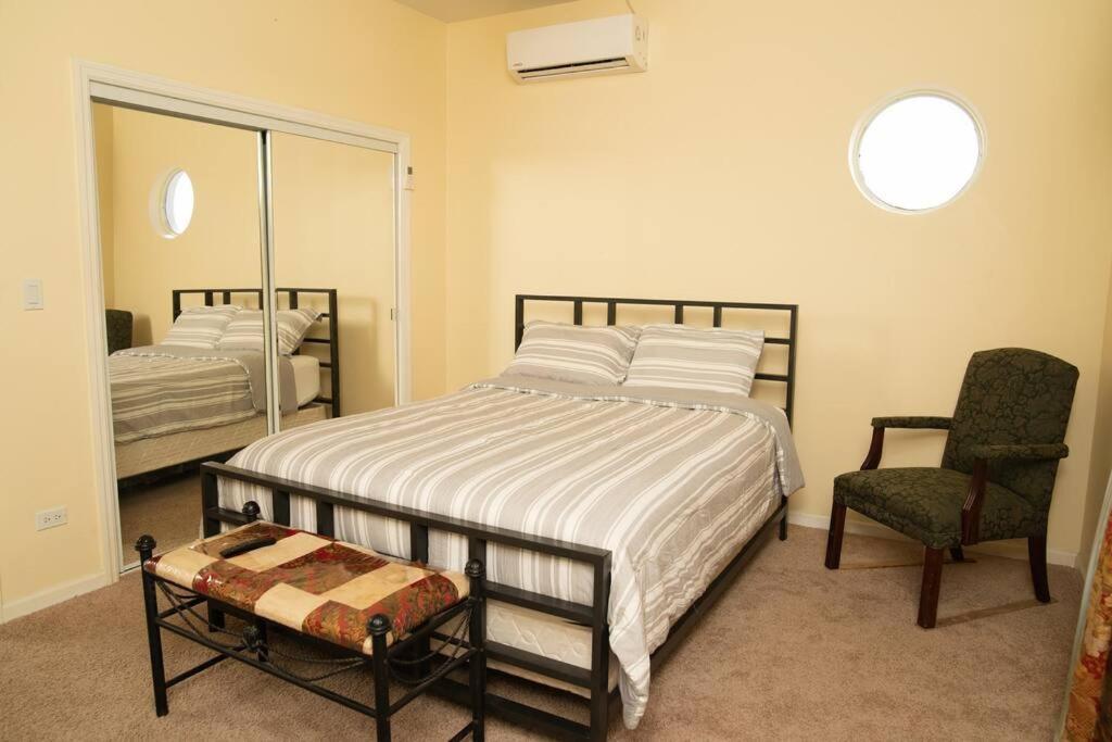Un ou plusieurs lits dans un hébergement de l'établissement Luxe Oasis: w/Pool & Lake Access