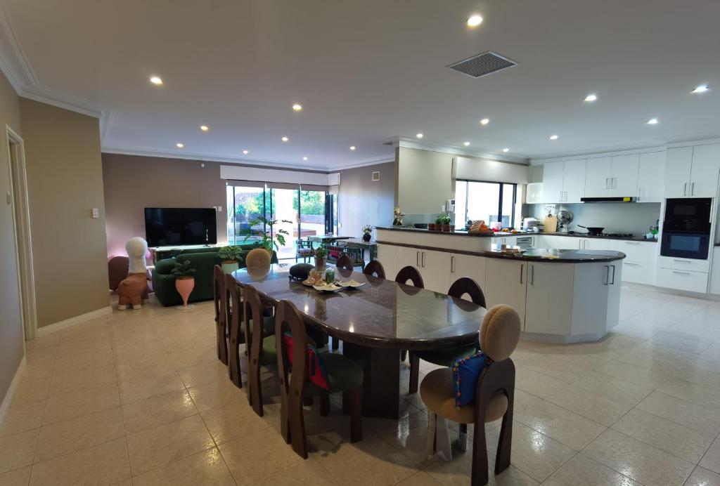uma cozinha e sala de jantar com mesa e cadeiras em Sunny Ocean View Retreat em Perth