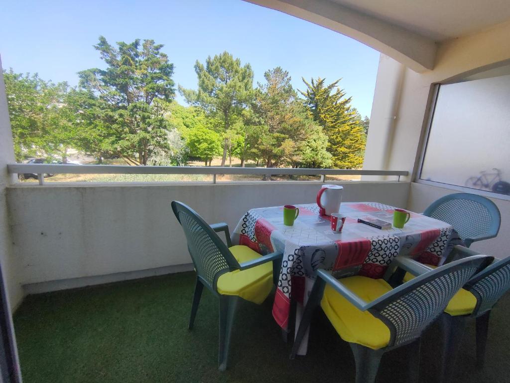 une table et des chaises sur un balcon avec vue dans l'établissement Appartement Confortable à Saint Jean de Monts - Plage, Balcon, Parking, Wifi Gratuit - FR-1-323-454, à Saint-Jean-de-Monts