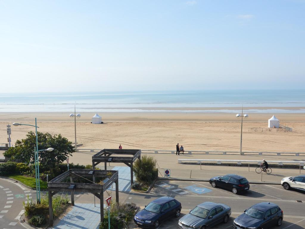 - un parking avec des voitures garées à côté d'une plage dans l'établissement Studio Confortable pour 3 près Plage, Parking, Cuisine équipée - FR-1-323-459, à Saint-Jean-de-Monts