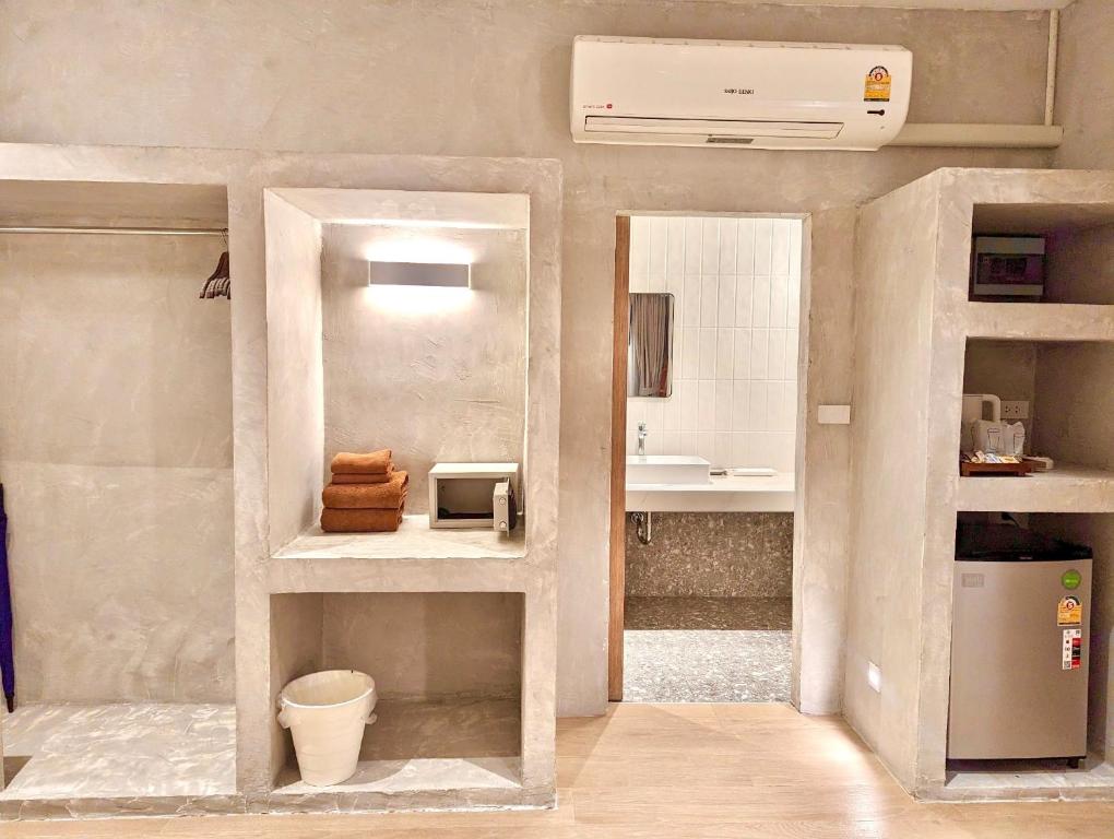 ein kleines Bad mit einem Waschbecken und einem WC in der Unterkunft Twin Bay Resort Koh Lanta in Ko Lanta
