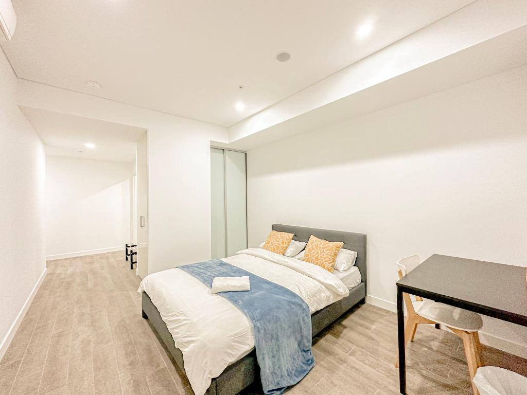 ein Schlafzimmer mit einem Bett und einem Schreibtisch. in der Unterkunft Burword Suites Free Parking in Sydney