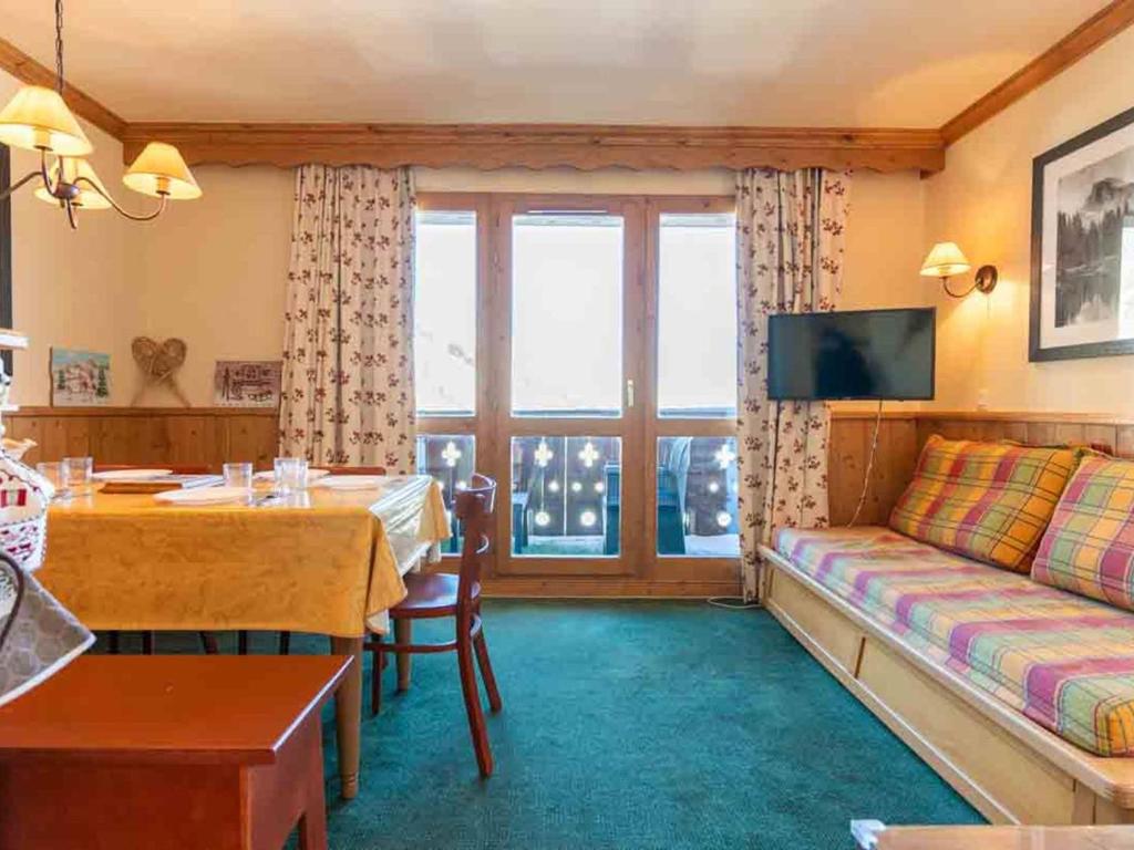 un salon avec un canapé et une table dans l'établissement Duplex 6 pers, Hameau de la Forêt, 3 chambres, balcons, ski-in/ski-out - FR-1-291-1006, à Valmorel