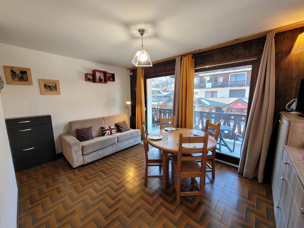 un salon avec une table et un canapé dans l'établissement Appartement lumineux et bien agencé en plein centre, proche pistes, pour 2 à 4 personnes - FR-1-598-157, aux Gets