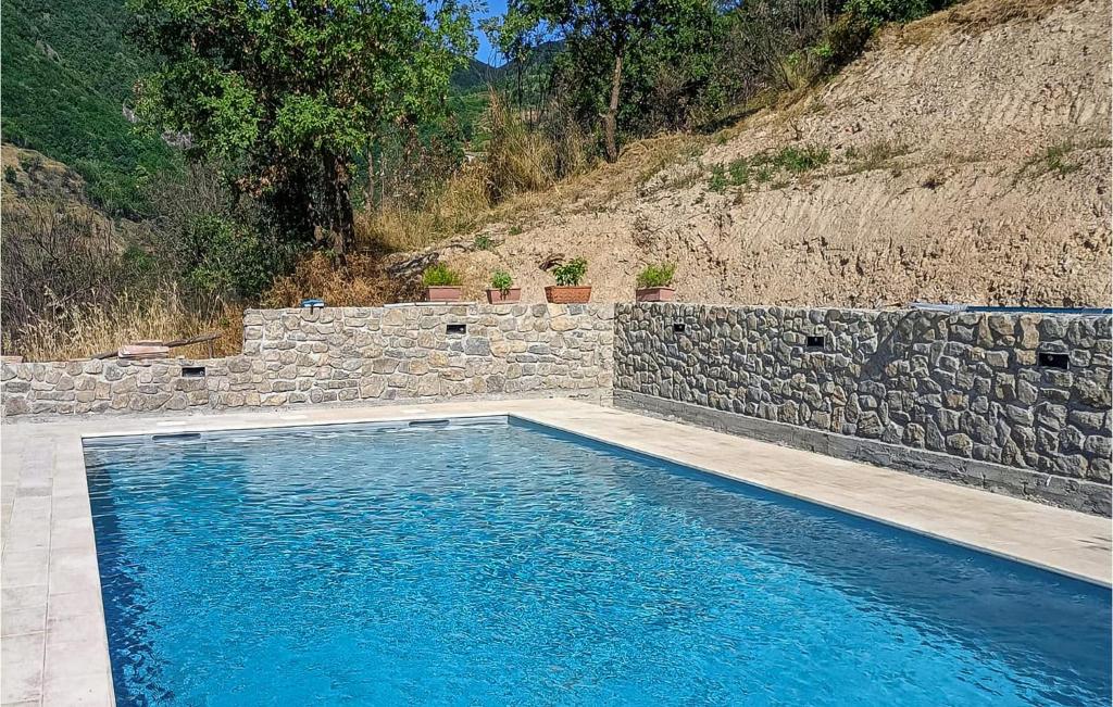 una piscina frente a una pared de piedra en 4 Bedroom Cozy Home In Lungro, en Lungro
