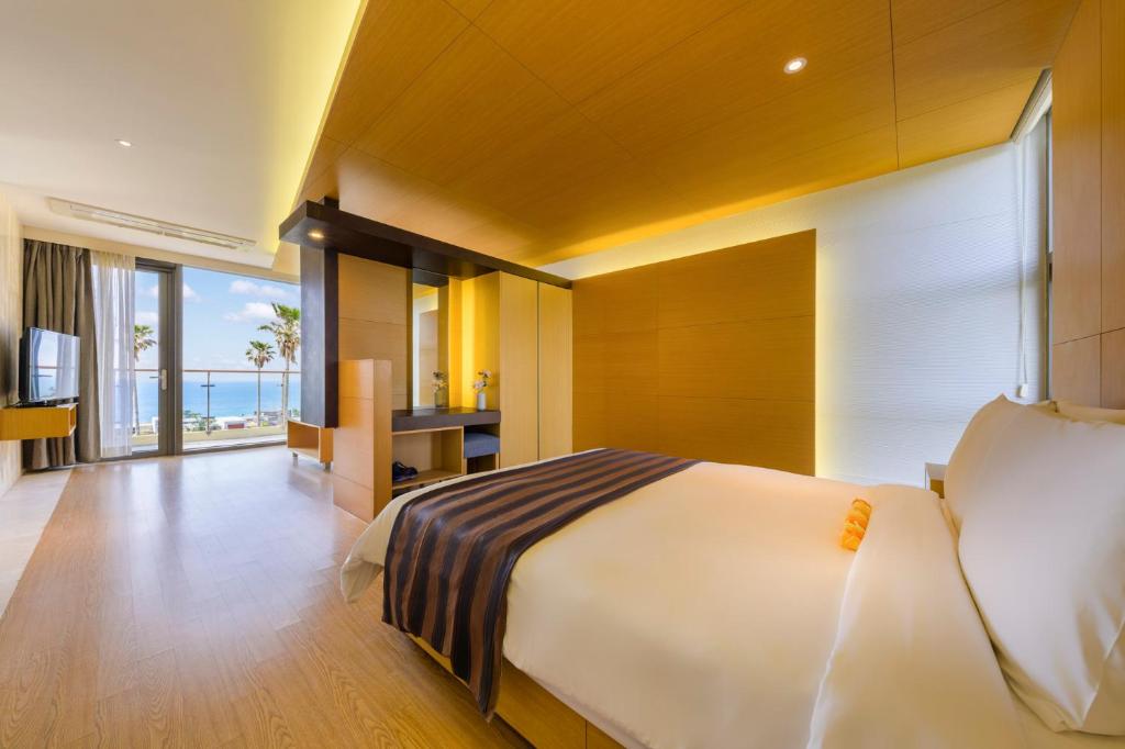 Postel nebo postele na pokoji v ubytování STANFORD Hotel & Resort Jeju