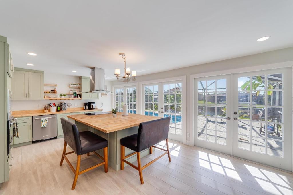 Una cocina con una mesa y sillas de madera. en Modern Waterfront Pool Home with Direct Gulf Access, Pet Friendly!, en Cabo Coral