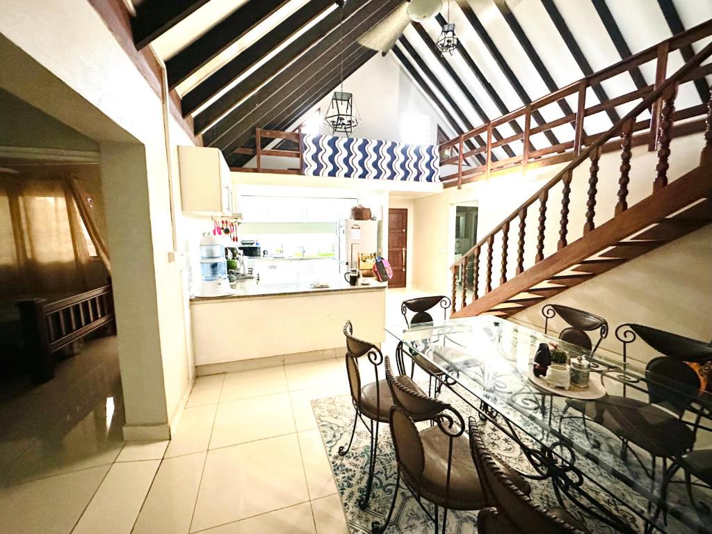 une cuisine et une salle à manger avec une table et des chaises en verre dans l'établissement Seven Star Lodge, à Port Vila