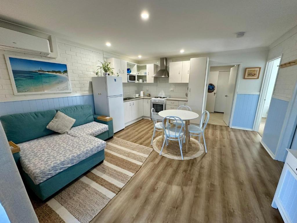 ein Wohnzimmer mit einem Sofa und einem Tisch in der Unterkunft Driftwood - Bunbury in Bunbury