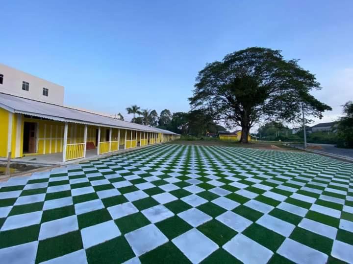 ein leeres Schulgebäude mit einem karierten Boden in der Unterkunft ARAU HERITAGE INN in Arau