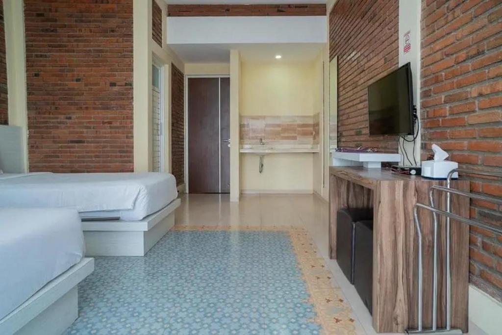 TV a/nebo společenská místnost v ubytování Urbanview Hotel Omah Anin Batu by RedDoorz