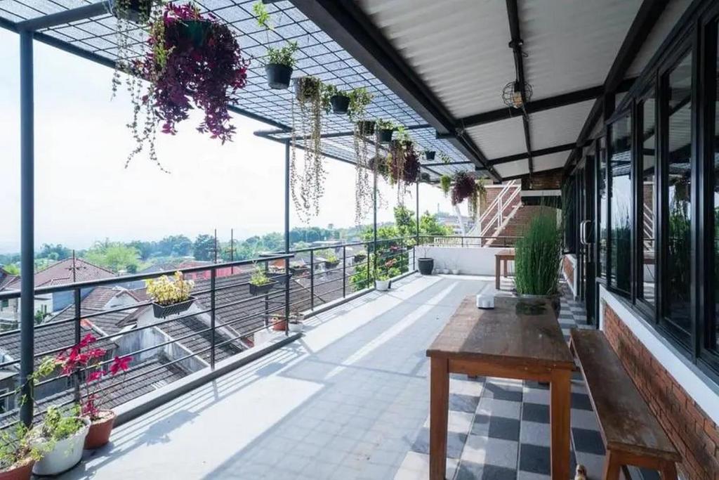 Balkón nebo terasa v ubytování Urbanview Hotel Omah Anin Batu by RedDoorz