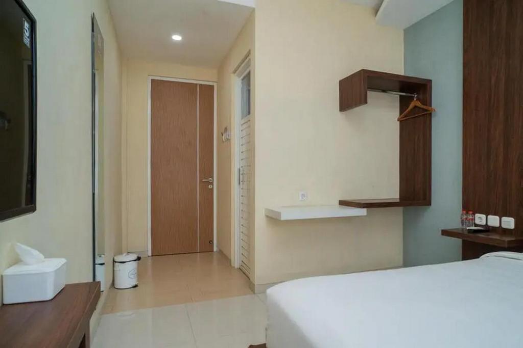 Postel nebo postele na pokoji v ubytování Urbanview Hotel Omah Anin Batu by RedDoorz