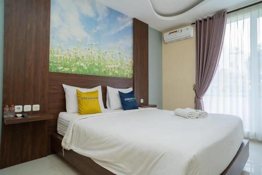 Postel nebo postele na pokoji v ubytování Urbanview Hotel Omah Anin Batu by RedDoorz