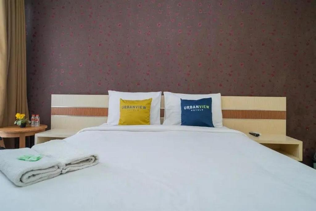 Postel nebo postele na pokoji v ubytování Urbanview Hotel Omah Anin Batu by RedDoorz