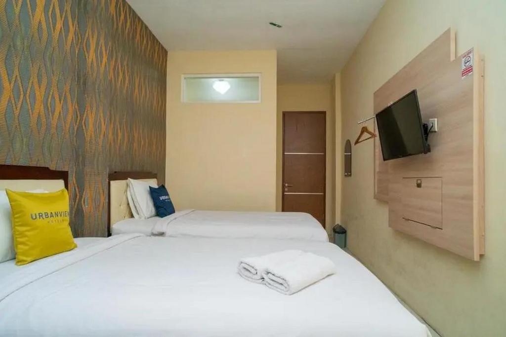 Postel nebo postele na pokoji v ubytování Urbanview Hotel Omah Anin Batu by RedDoorz