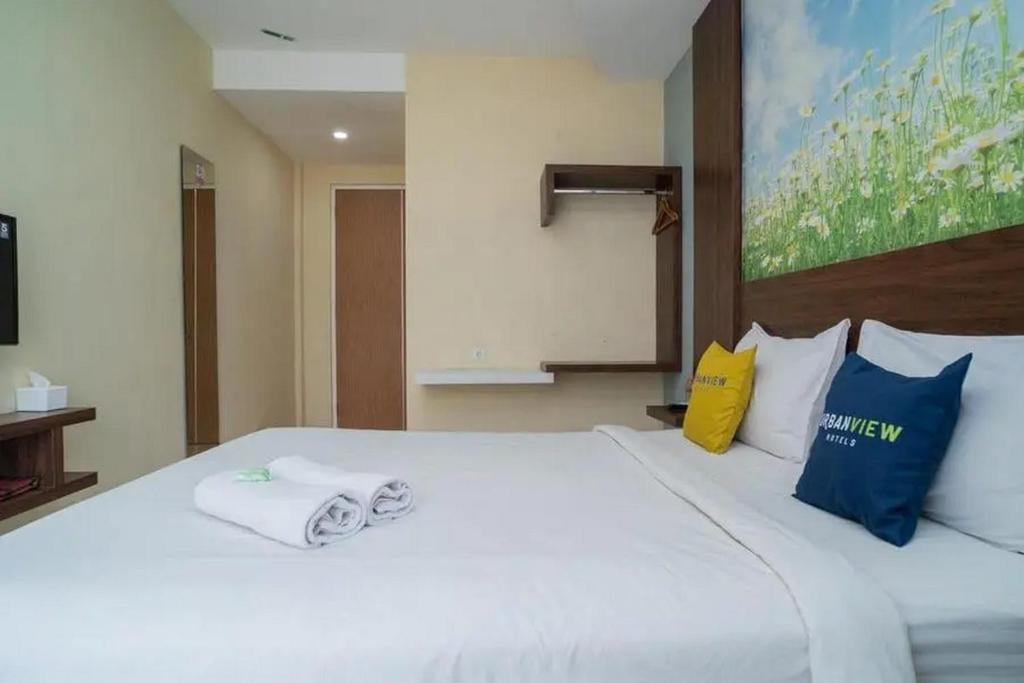 Postel nebo postele na pokoji v ubytování Urbanview Hotel Omah Anin Batu by RedDoorz