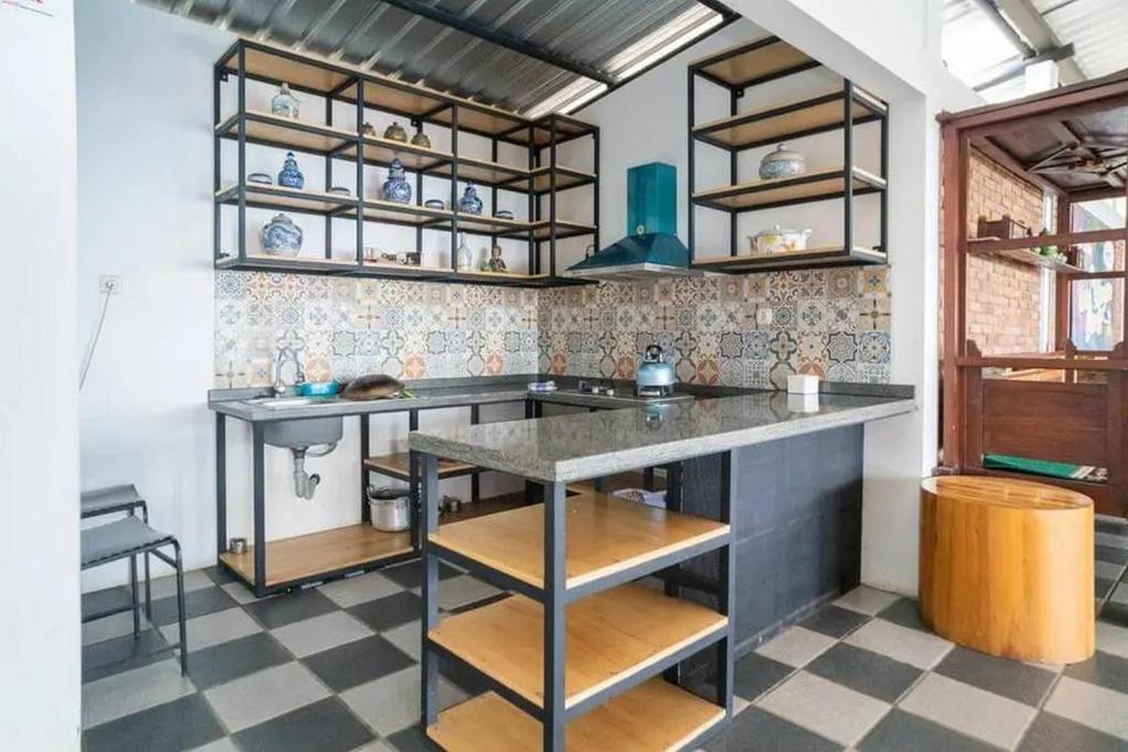 Kuchyň nebo kuchyňský kout v ubytování Urbanview Hotel Omah Anin Batu by RedDoorz