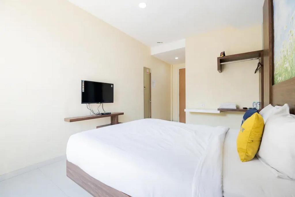 TV a/nebo společenská místnost v ubytování Urbanview Hotel Omah Anin Batu by RedDoorz