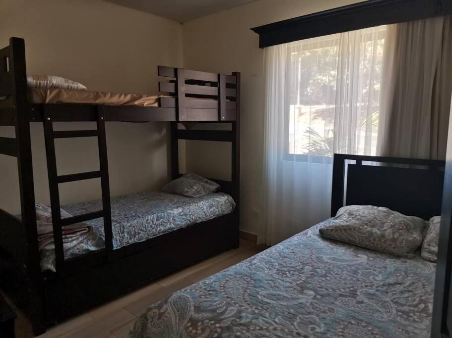 1 dormitorio con 2 literas y 1 cama en VILLA FAMILIAR Oasis Guacalillo, en Tarcoles