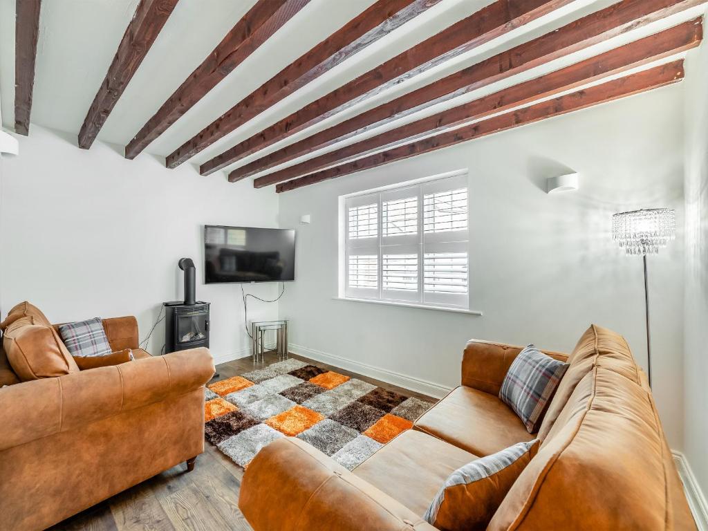 a living room with two couches and a tv at Rose Cottage - Uk45971 in Yarm