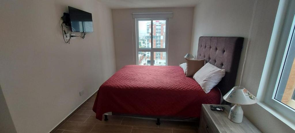 Un pat sau paturi într-o cameră la Lindo Apartamento en Parque Mateo