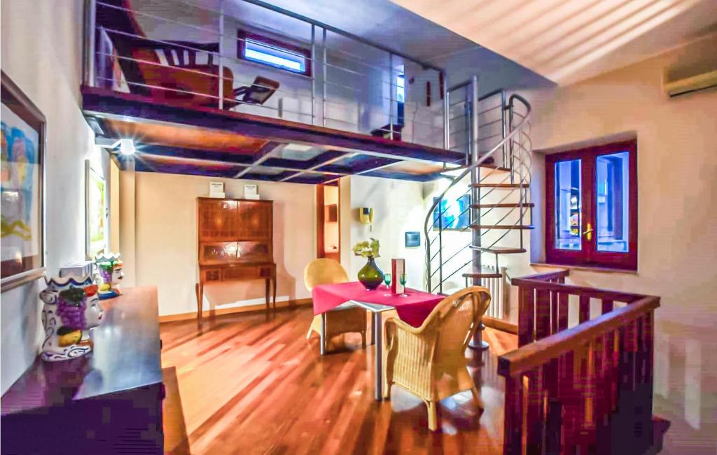 uma sala de estar com uma mesa e uma escada em Stunning Apartment In Belvedere Marittimo With Kitchen em Belvedere Marittimo